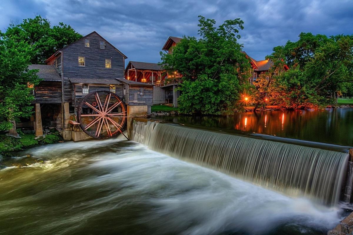 A Stones Throw, You Get 1089 Free Attraction Tickets Per Paid Day, Dollywood And Much More! Pigeon Forge Luaran gambar