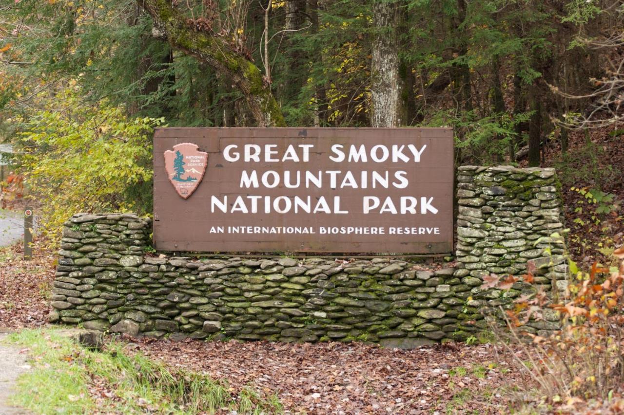 A Stones Throw, You Get 1089 Free Attraction Tickets Per Paid Day, Dollywood And Much More! Pigeon Forge Luaran gambar