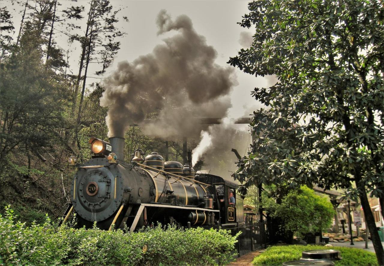 A Stones Throw, You Get 1089 Free Attraction Tickets Per Paid Day, Dollywood And Much More! Pigeon Forge Luaran gambar