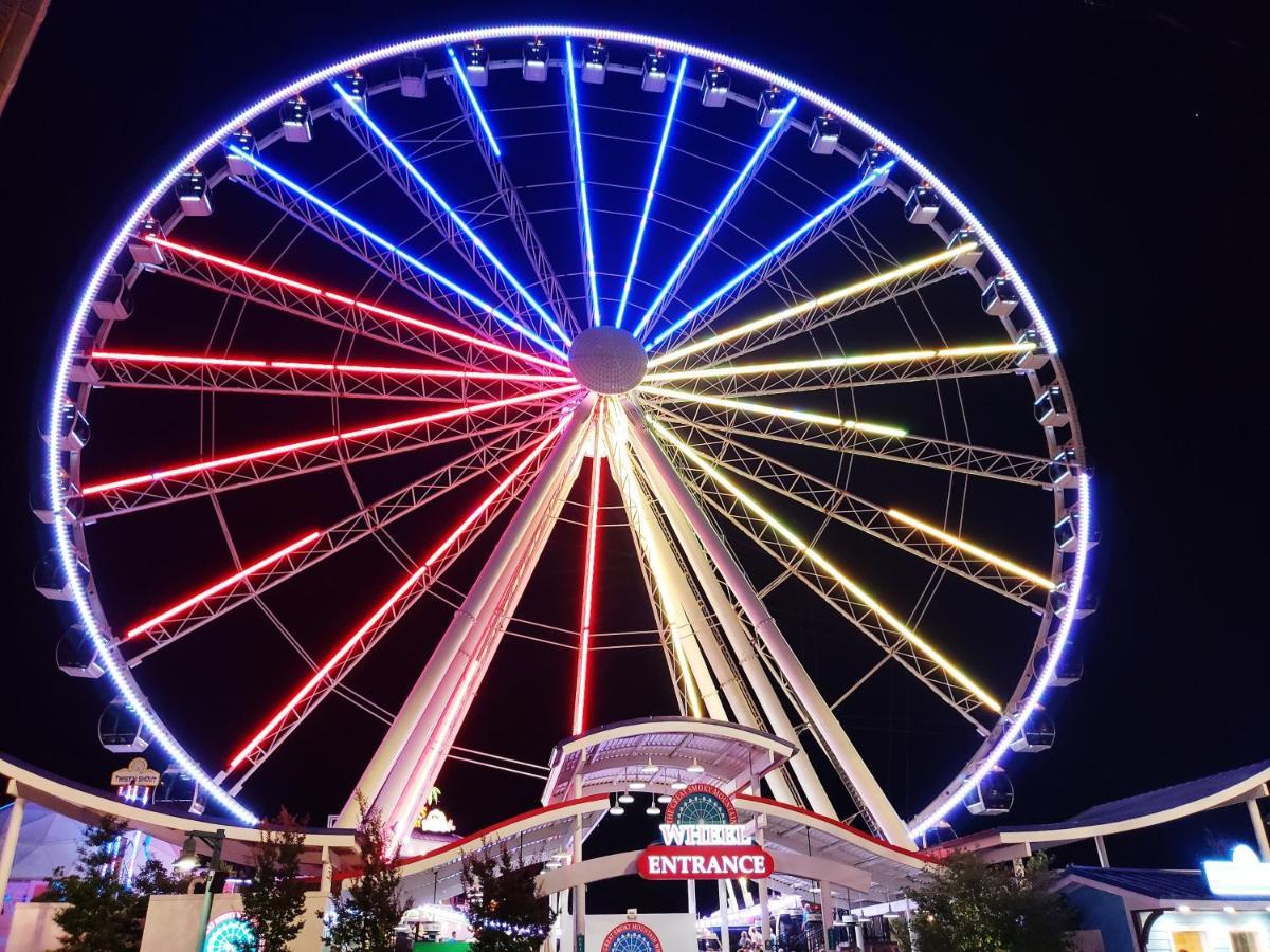A Stones Throw, You Get 1089 Free Attraction Tickets Per Paid Day, Dollywood And Much More! Pigeon Forge Luaran gambar
